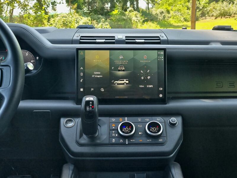 Land Rover Defender 130: guarda la gallery 13
