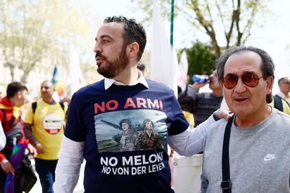 La piazza di Conte che dice no al riarmo 3