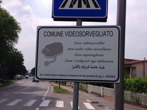 Veneto, il sindaco fa affiggere cartelli anti-ladri scritti in arabo e romeno