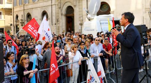 Fassina contestato in piazza 5