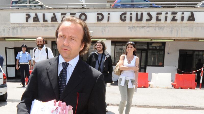 La procura di Napoli ci riprova dopo il flop: vuole il Cav alla sbarra