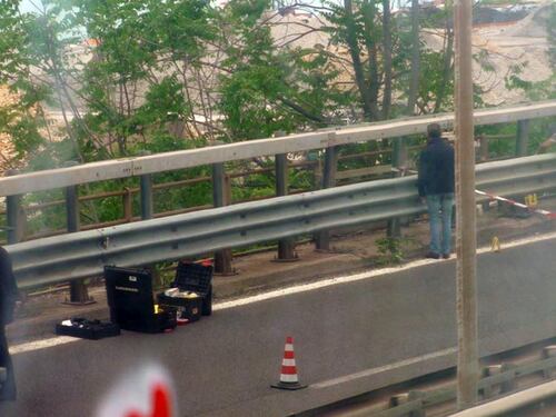 Bendato e coi piedi legati: un cadavere appeso al guardrail. Orrore a Trieste