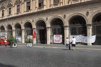 Dentro la basilica "occupata" dai movimenti per la casa 10