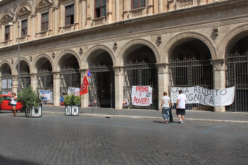 Dentro la basilica "occupata" dai movimenti per la casa 10