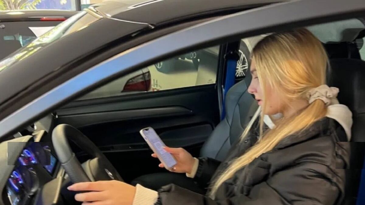 "Senza cintura". Chanel Totti nella bufera per la foto in auto