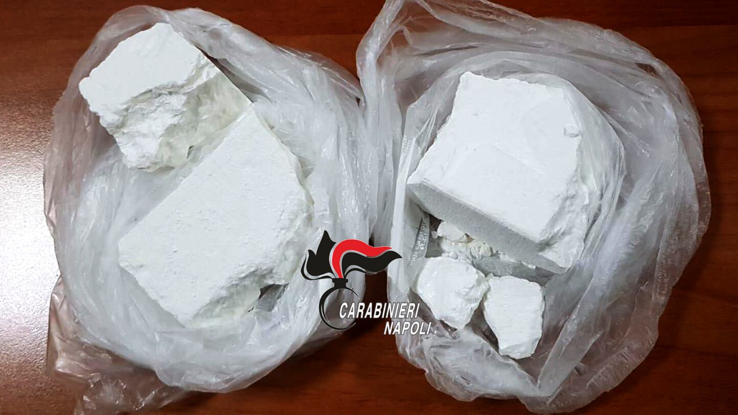 Napoli, grosso sequestro di cocaina nascosta in un'auto abbandonata