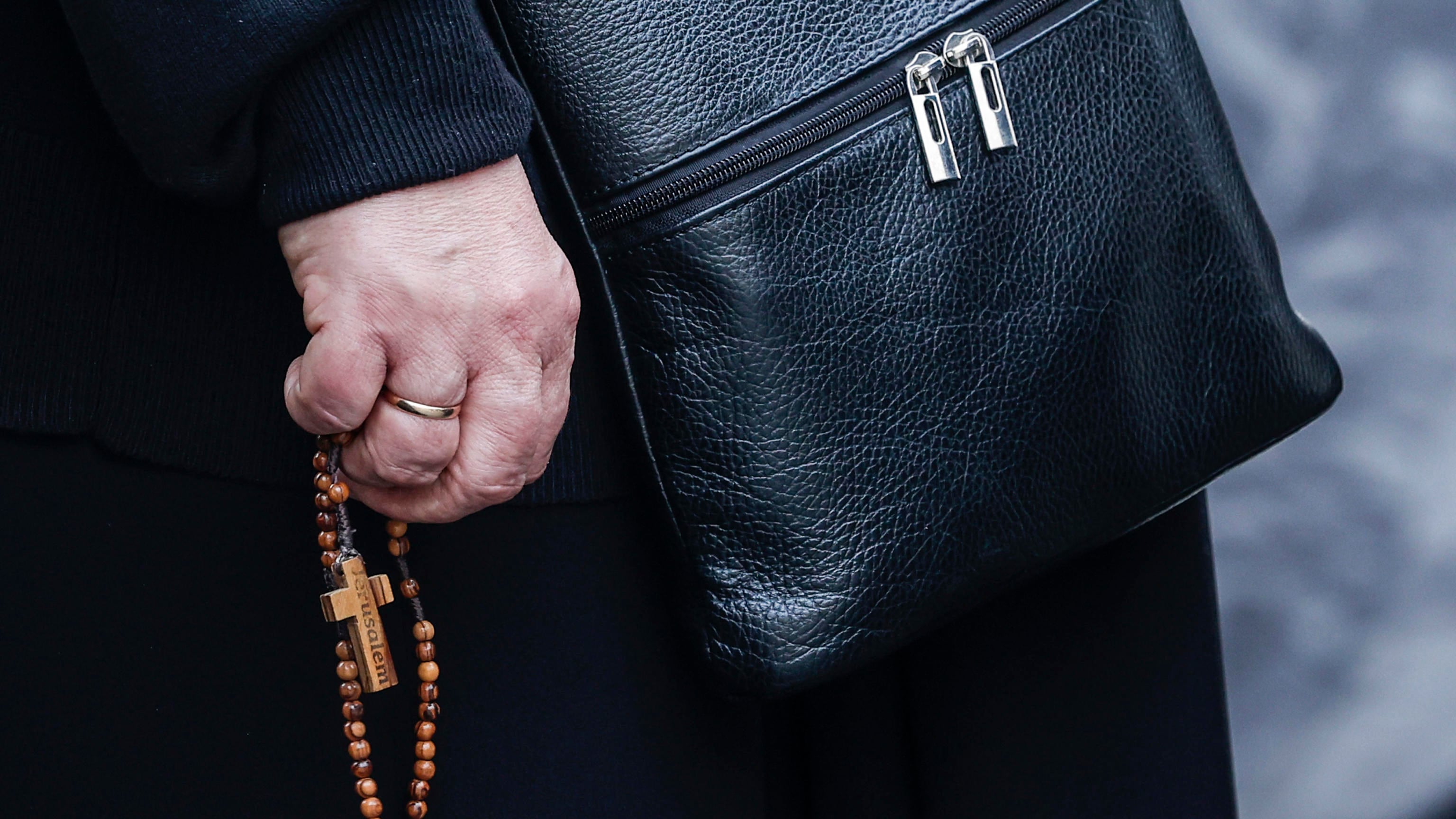 Alla moglie: "Passi troppo tempo in parrocchia". Coniuge perseguita il prete
