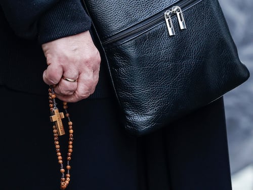 Alla moglie: "Passi troppo tempo in parrocchia". Coniuge perseguita il prete