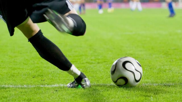 Un migrante muore in un campo sportivo ma la festa continua