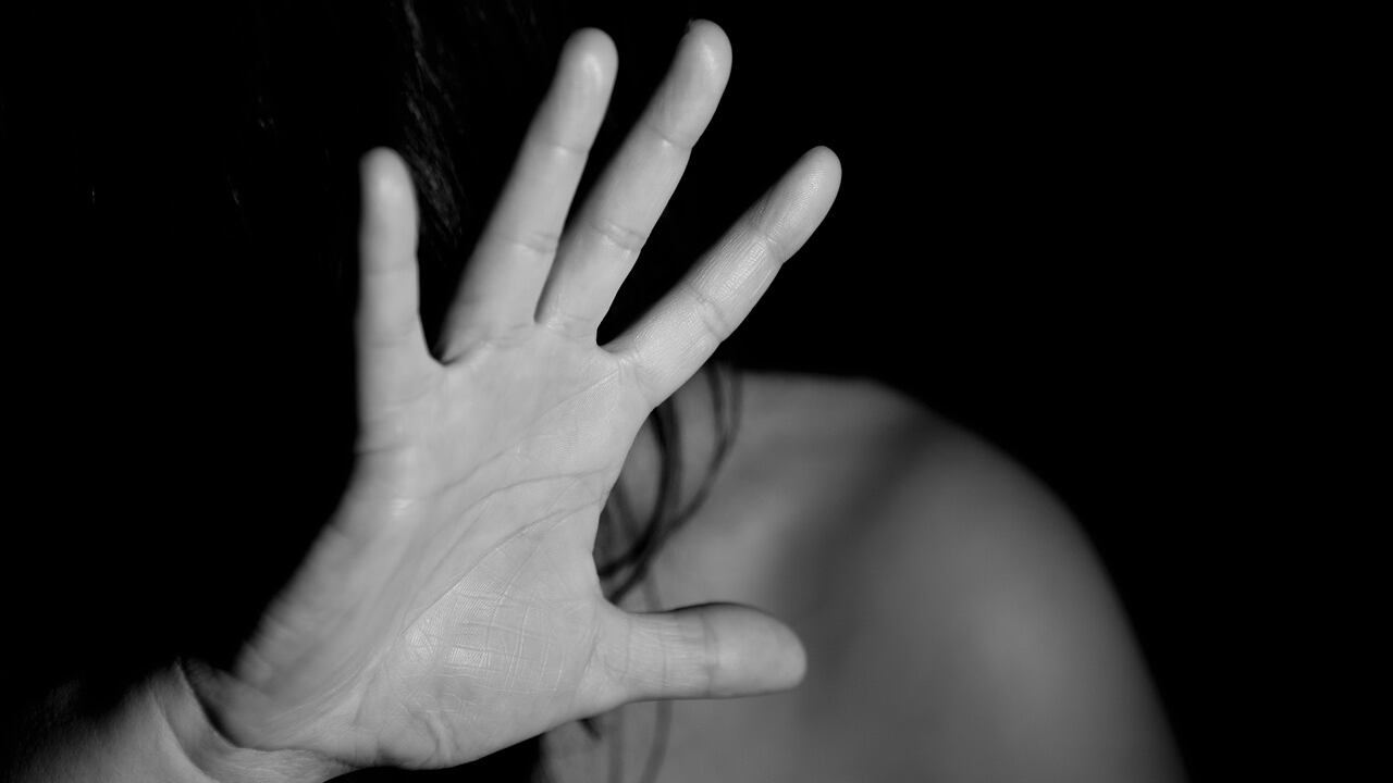 Palermo, minaccia e picchia l'ex fidanzata: arrestato 18enne