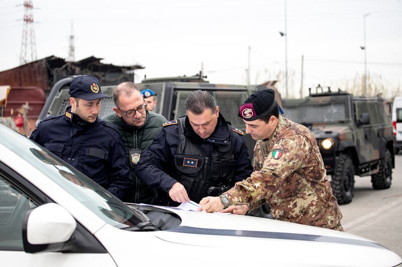 Roma, i militari all'ingresso del campo rom di via Salviati 4