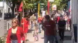 Le bandiere rosse sfilano senza rispettare i divieti. Salvini: "Loro possono"