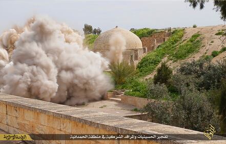 Un'immagine diffusa dal sedicente Stato islamico mostra la distruzione del monastero di Mar Behnam, in Iraq