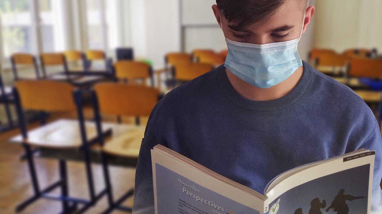 Covid e scuola: le mascherine sono più sicure del distanziamento