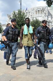 Milano, blitz anti-migranti in stazione Centrale 8