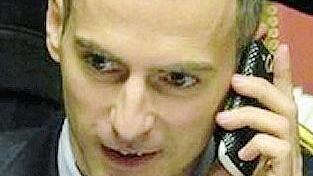 Il capriccio del senatore M5S: volare da "emiro"
