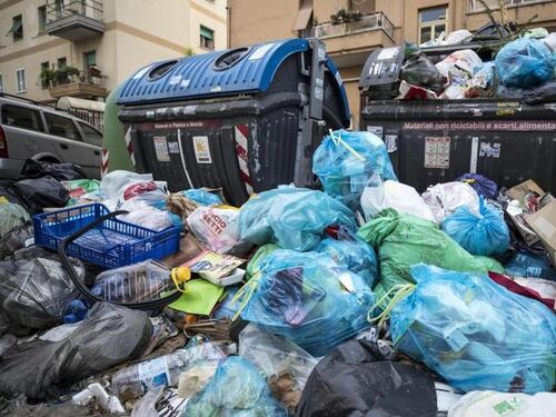 Rifiuti di Roma, denuncia anche l’ordine dei medici: "Si rischia grave problema sanità"