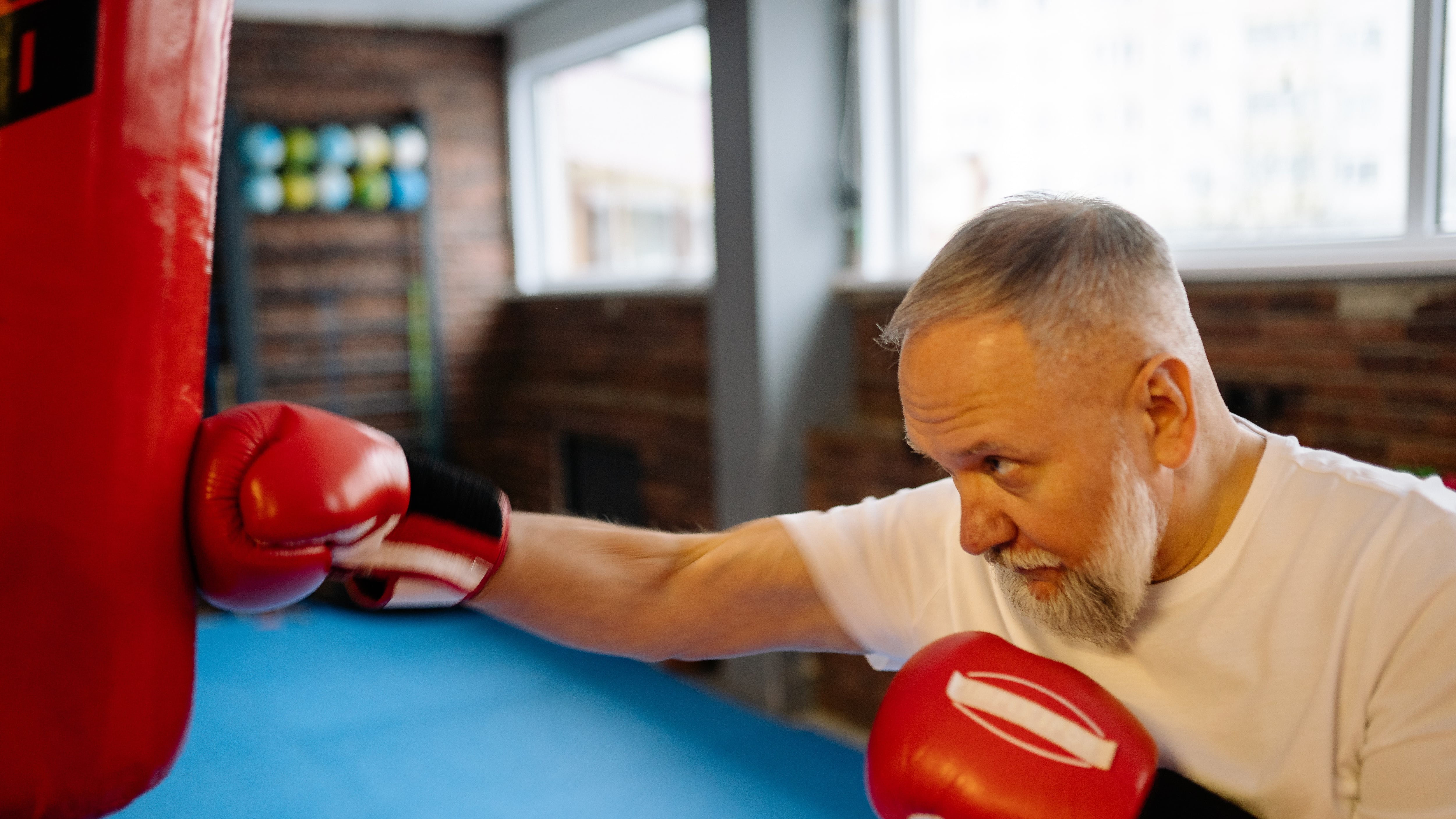 Parkinson e attività fisica: quando è consigliata, i benefici e quale sport è utile