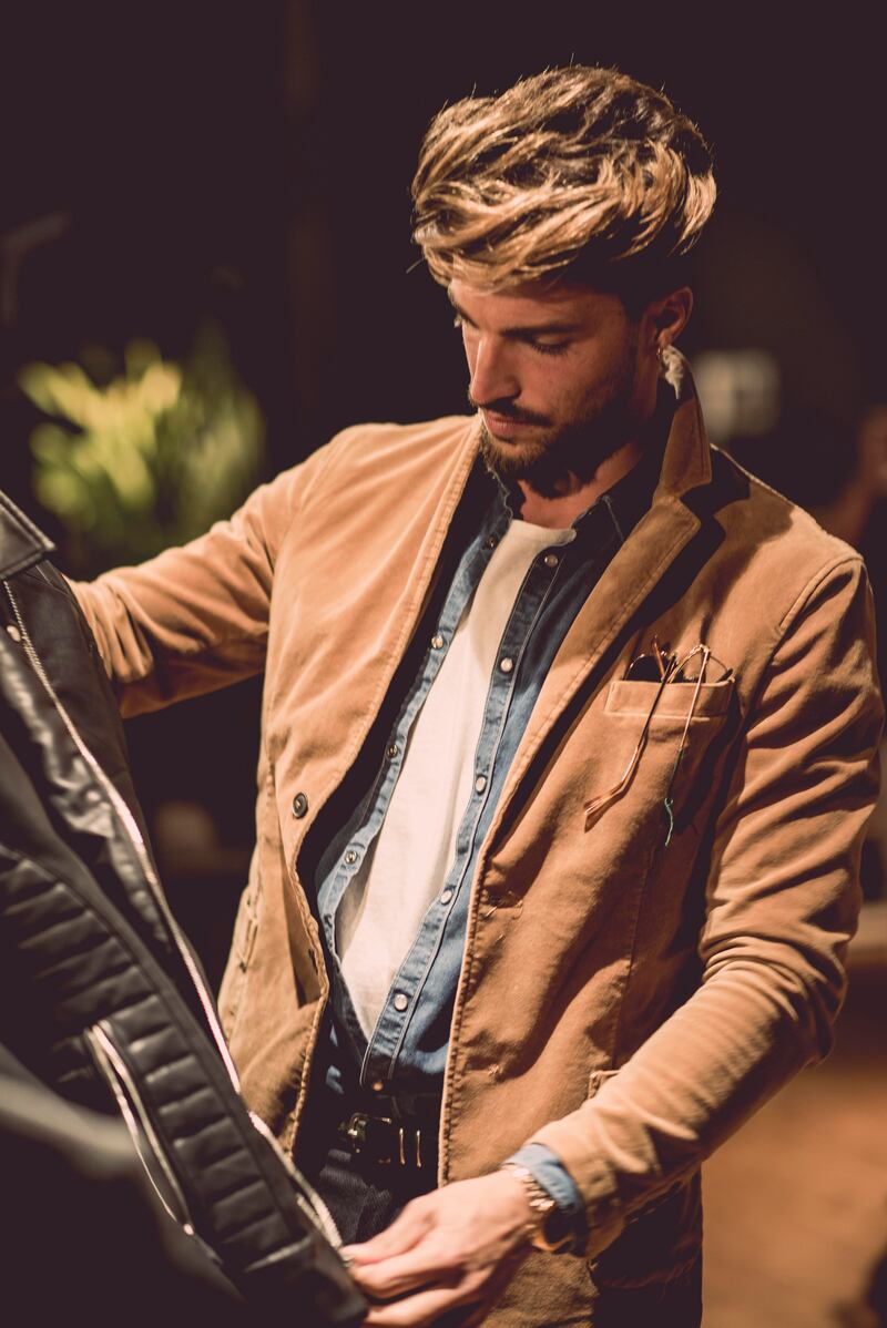 Milano, Mariano Di Vaio "commesso" per un giorno: apre il primo e-shop 8