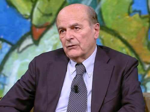 "Questa qui sarebbe una patriota?". Bersani insulta Meloni