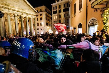 Scontri tra studenti e polizia davanti alla Camera 6