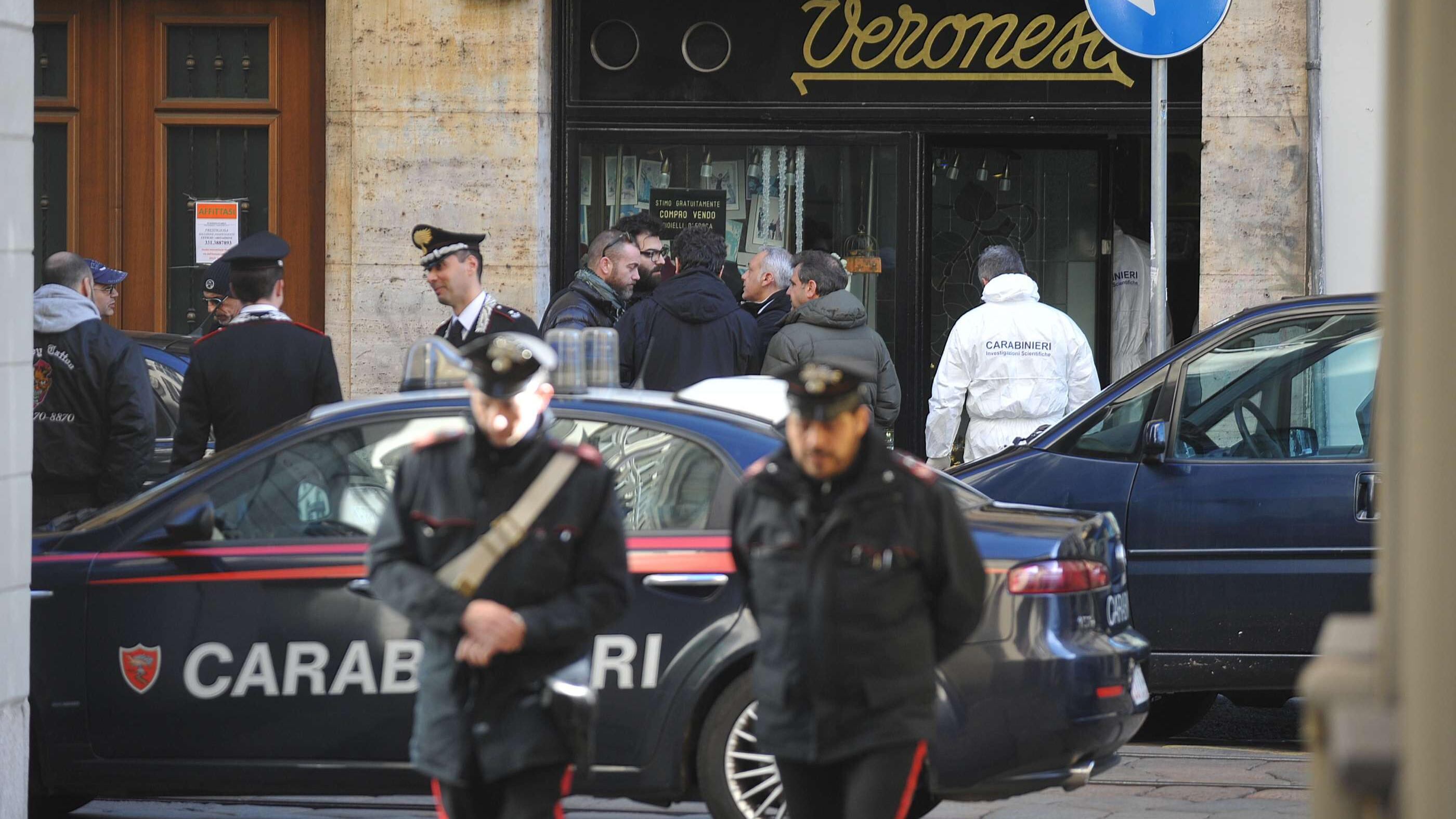 I negozianti terrorizzati: «Siamo soli, ci armiamo»