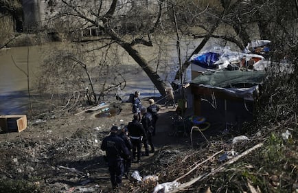 Roma, i vigili sgomberano una baraccopoli abusiva a Ponte Marconi 6