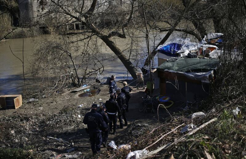 Roma, i vigili sgomberano una baraccopoli abusiva a Ponte Marconi 6