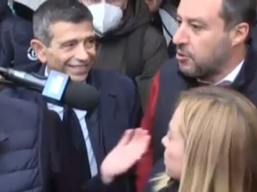 "Ancora? E basta...". Salvini sbotta e se ne va
