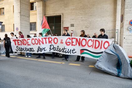 Tende anti-Israele alla Sapienza: il campeggio dei collettivi rossi 12