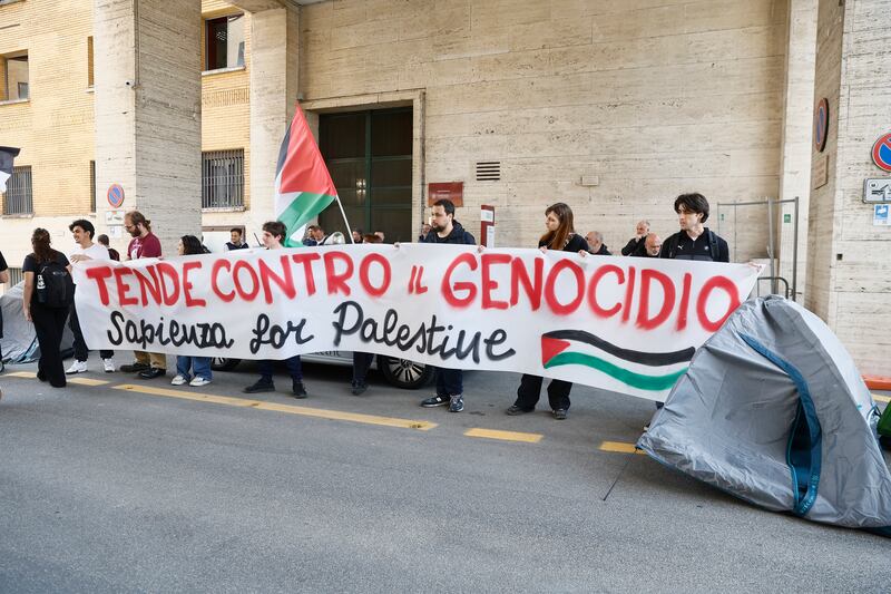 Tende anti-Israele alla Sapienza: il campeggio dei collettivi rossi 12