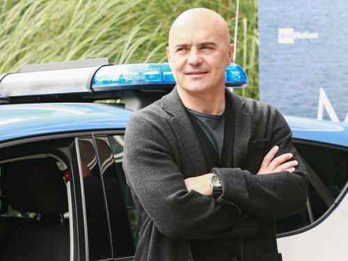 Incidente stradale per Luca Zingaretti, sbalzato a terra dal suo scooter
