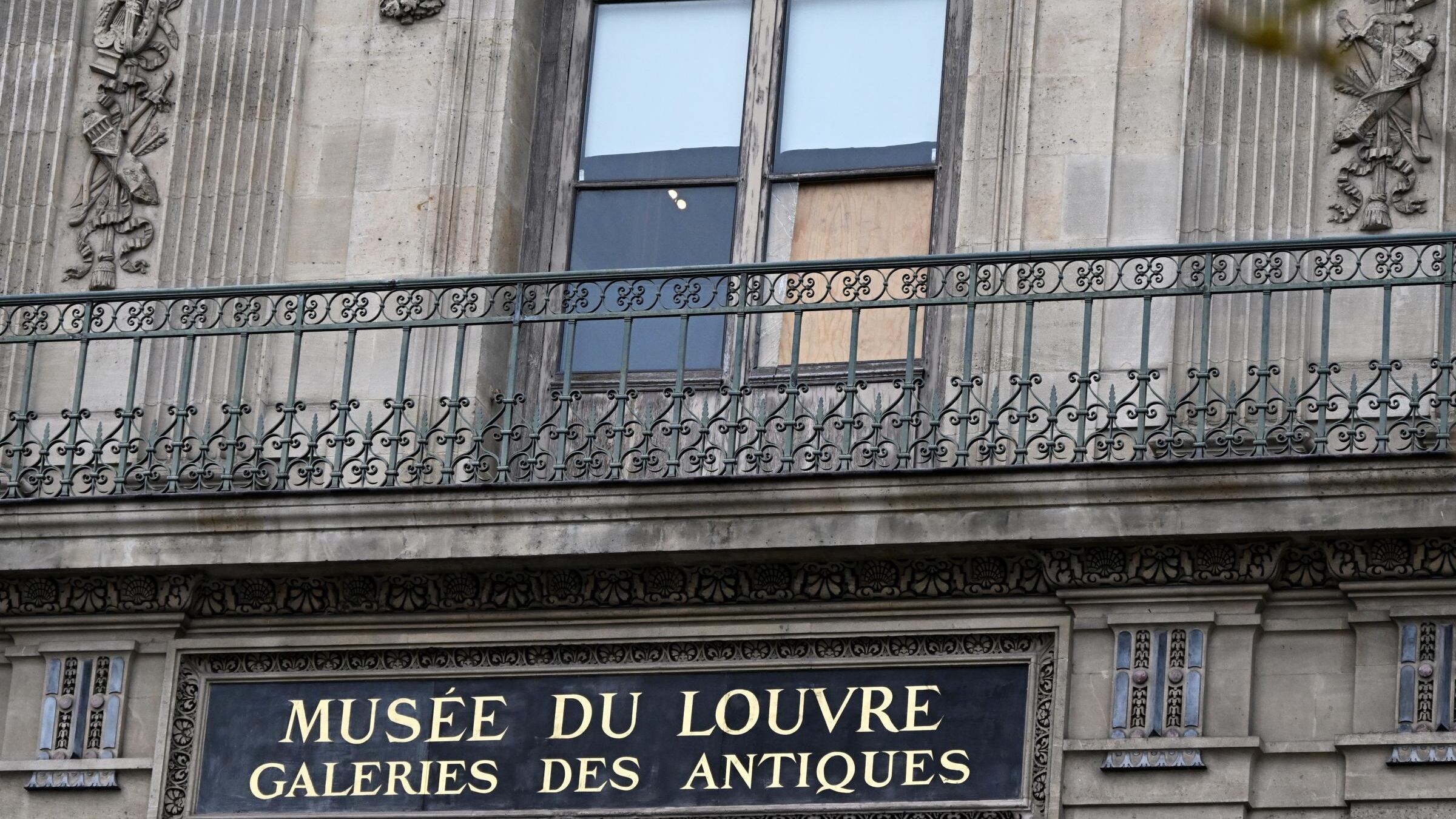 Furto al Louvre, preso anche il quarto membro della banda: cosa sappiamo