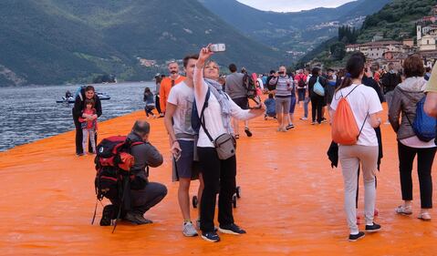 La passerella dorata di Christo che fa camminare sulle acque 10