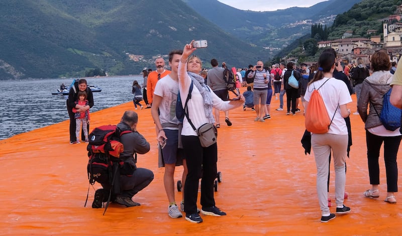 La passerella dorata di Christo che fa camminare sulle acque 10