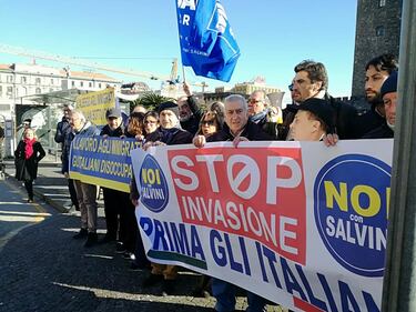 Minniti a Napoli per la "riforma dell'accoglienza": le proteste di Lega e disoccupati 2
