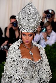 Met Gala 18: Rihanna con la mitra e Madonna con la veletta 5