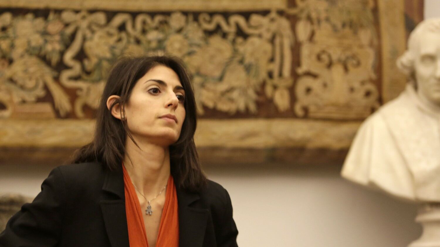 La prima volta della Raggi alla sbarra: "Marra capo al Turismo? L'ho deciso io"