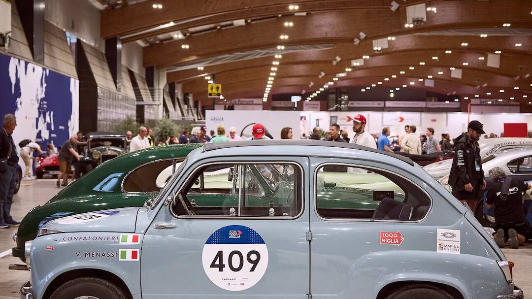 Dalla punzonatura all’arrivo a San Lazzaro: la Fiat 600 ’56 sfida il cronometro nella prima tappa della 1000 Miglia 2025