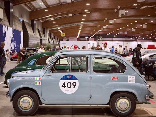 Dalla punzonatura all’arrivo a San Lazzaro: la Fiat 600 ’56 sfida il cronometro nella prima tappa della 1000 Miglia 2025