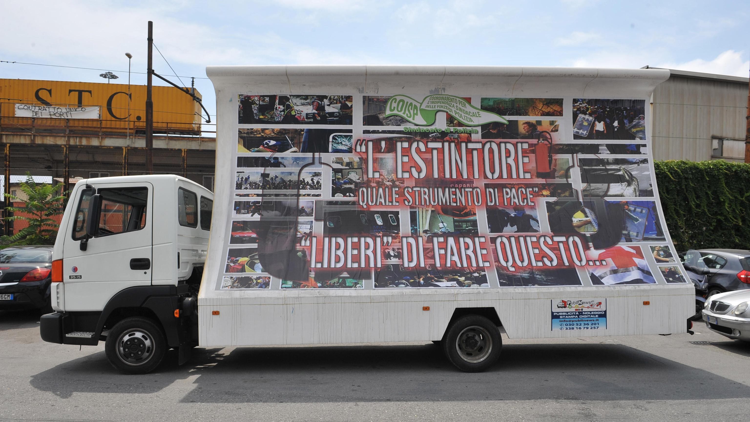 Anniversario morte Giuliani, petardi contro caserma dei carabinieri