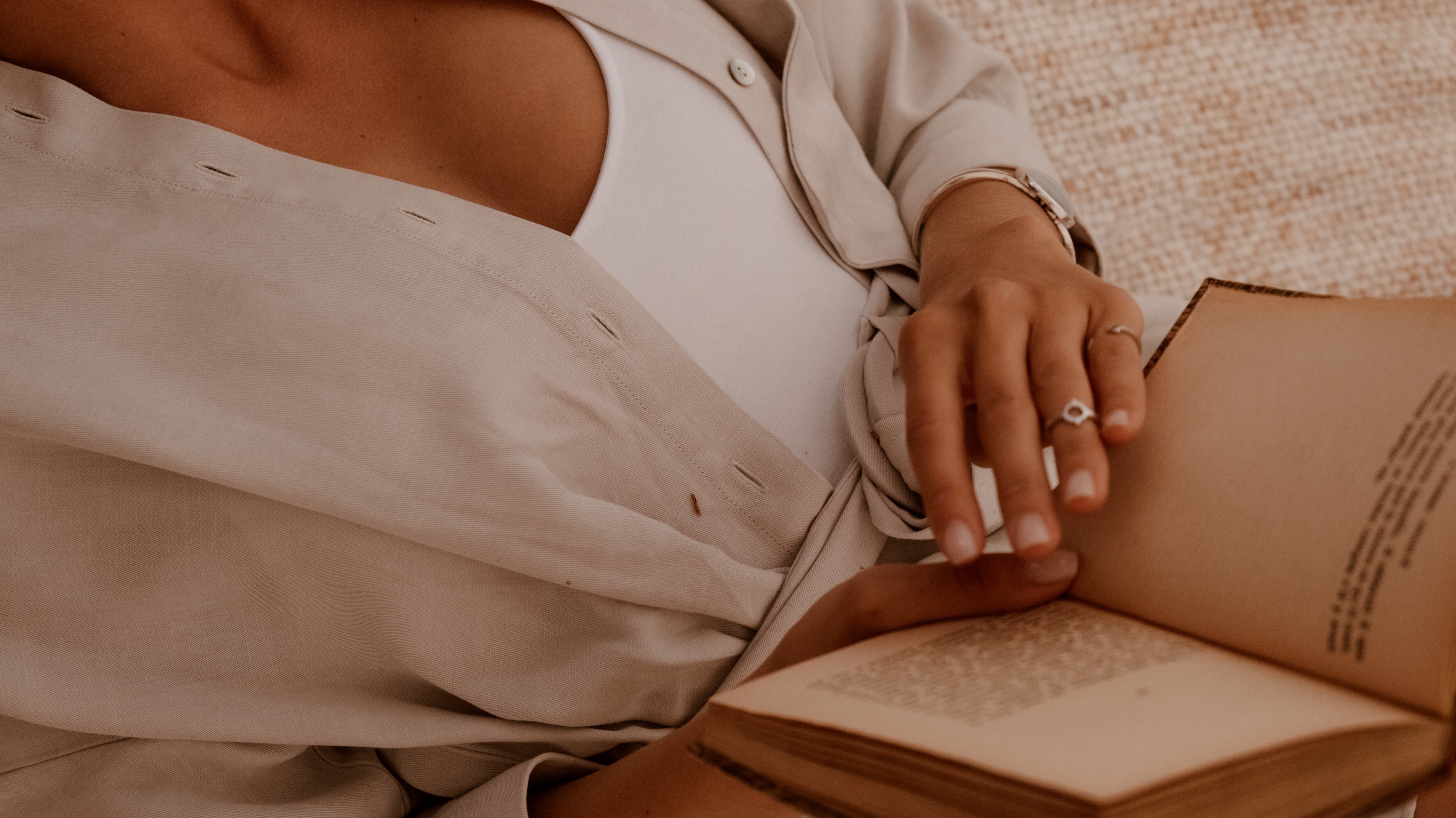 Come esaltare l'abbronzatura: 5 vestiti casual, colorati e perfetti