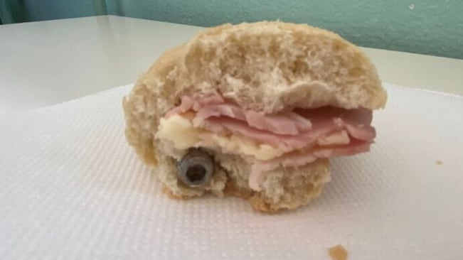 Bullone nel panino, ispezione nell'azienda fornitrice. Scatta la penale