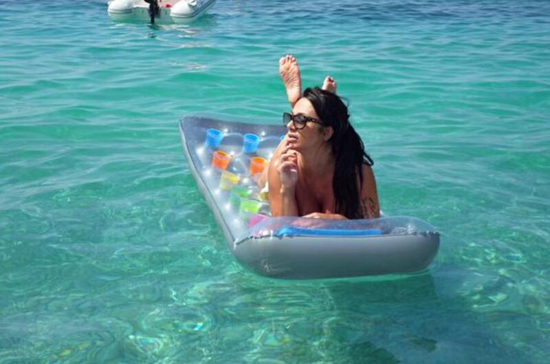 Marika Fruscio, mare e topless su Twitter 18