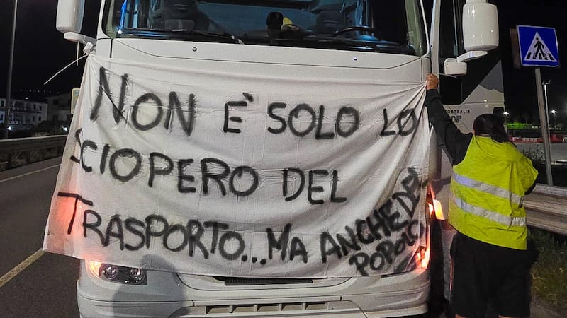 “Fermiamo tutto”. La rivolta dei tir: distributori a secco e supermercati vuoti
