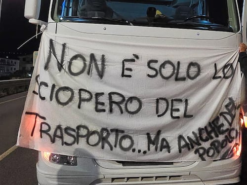 Caro carburanti, continua la protesta dei tir. Scaffali vuoti in Campania, merce fresca assente in Calabria