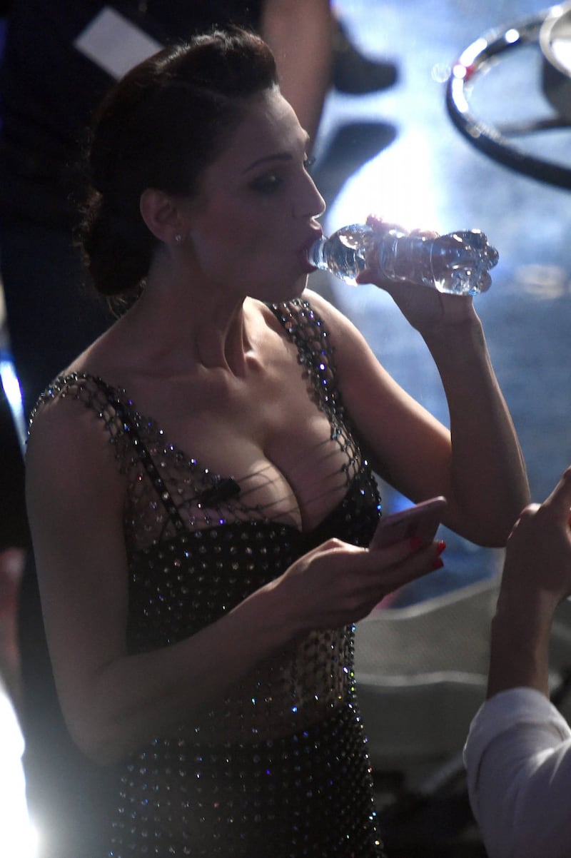 Anna Tatangelo si sveste da Conti 7