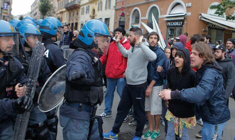 Uova e bottiglie contro Salvini 4