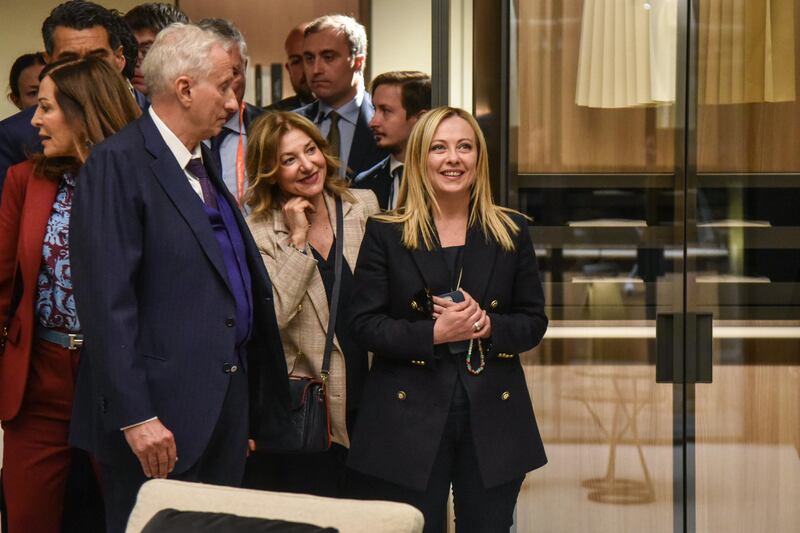 Giorgia meloni visita stand salone del Mobile 2023