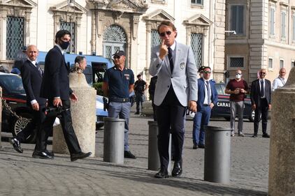 La grande festa per le strade di Roma: la gente rende omaggio all'Italia di Mancini 13